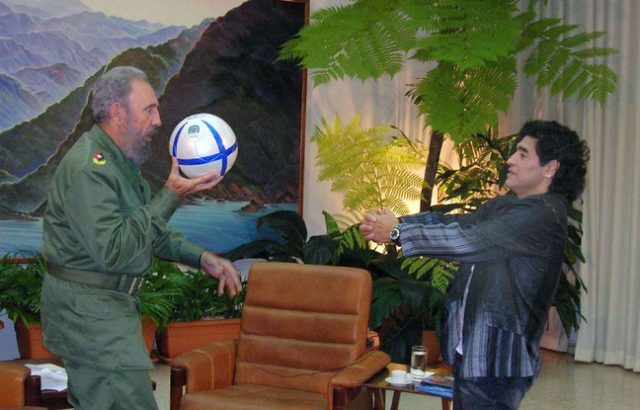 Mort de Fidel Castro: Maradona rend hommage au «Lider Maximo», son «second père»