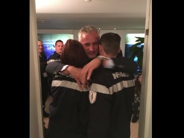David Ginola très ému de rencontrer les pompiers qui lui ont sauvé la vie