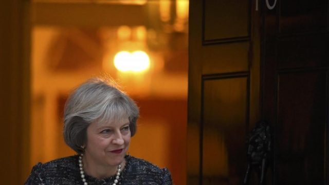 Donald Trump invite Theresa May à lui rendre visite «aussi vite que possible» (RFI)