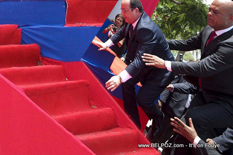 Chute spectaculaire de François Hollande en Afrique