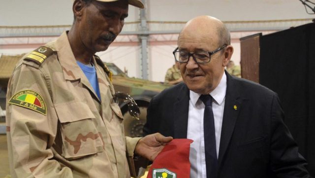 Mali : Le ministre de la défense de la France Jean-Yves Le Drian, à Gao avec le MOC et la Minusma