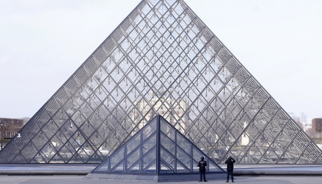 Attaque au Louvre : j’étais dans le musée. Je suis restée confinée durant 2h