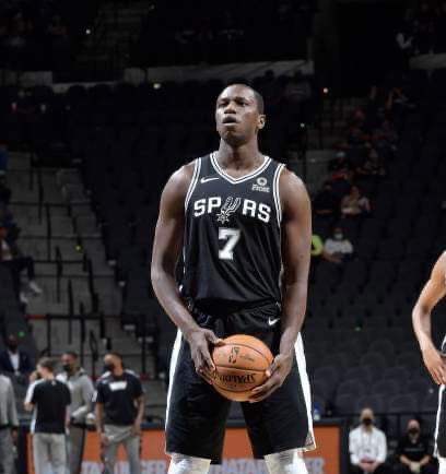 Spurs: Gorgui Sy Dieng se blesse pour sa première
