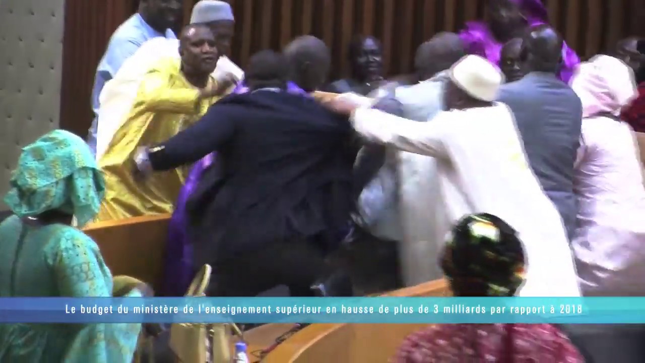 Urgent – Incident à l’assemblée nationale : Cheikh Mbacké Bara Doly interrompe le direct de la RTS (Vidéo)