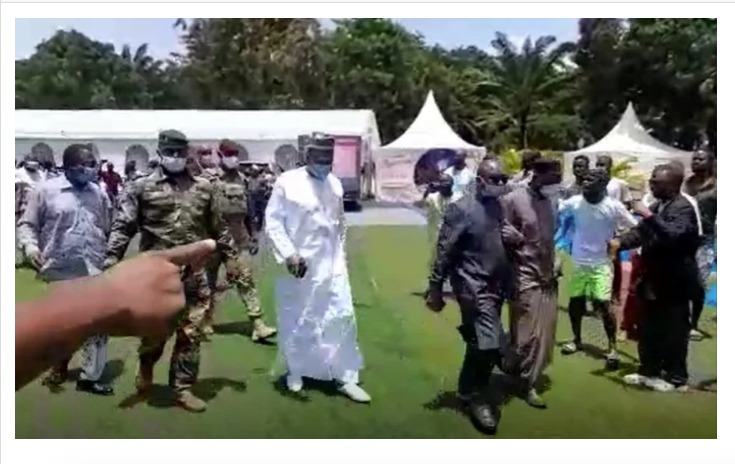 Vidéo – Zéro, voleurs… :Découvrez comment les ministres de Alpha Condé ont été humiliés et hués par la foule