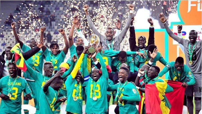 Macky Sall offre 10 millions et un terrain de 500 m2 aux Lions du Beach Soccer et aux Lions du CHAN