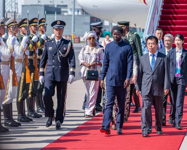 Visite d’État : le président Bassirou Diomaye Faye est arrivé en Chine (photos)
